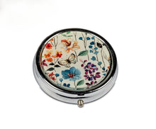 Laden Sie das Bild in den Galerie-Viewer, Pillendose 'Blume' II