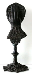 Handklippe auf Sockel schwarz 