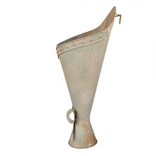 Laden Sie das Bild in den Galerie-Viewer, Wand-Vase shabby green