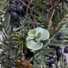 Laden Sie das Bild in den Galerie-Viewer, Mix-Kranz mit Zapfen u. Beeren, blue