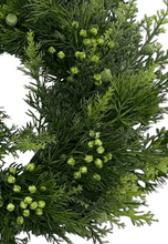 Laden Sie das Bild in den Galerie-Viewer, Thujakranz mit Beeren grün