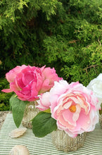Laden Sie das Bild in den Galerie-Viewer, Päonien-Arrangement &#39;Saskia&#39; in Glasvase, pink
