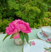 Laden Sie das Bild in den Galerie-Viewer, Päonien-Arrangement &#39;Saskia&#39; in Glasvase, pink