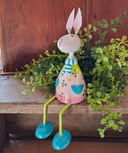 Laden Sie das Bild in den Galerie-Viewer, Kantenhocker  'Hase Rico' blau gr.