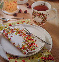 Laden Sie das Bild in den Galerie-Viewer, 2 Tischsets 'Berry Wreath' cream