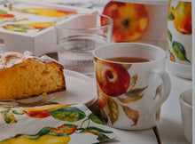 Laden Sie das Bild in den Galerie-Viewer, Windlicht &#39;Home grown Apples&#39; cream