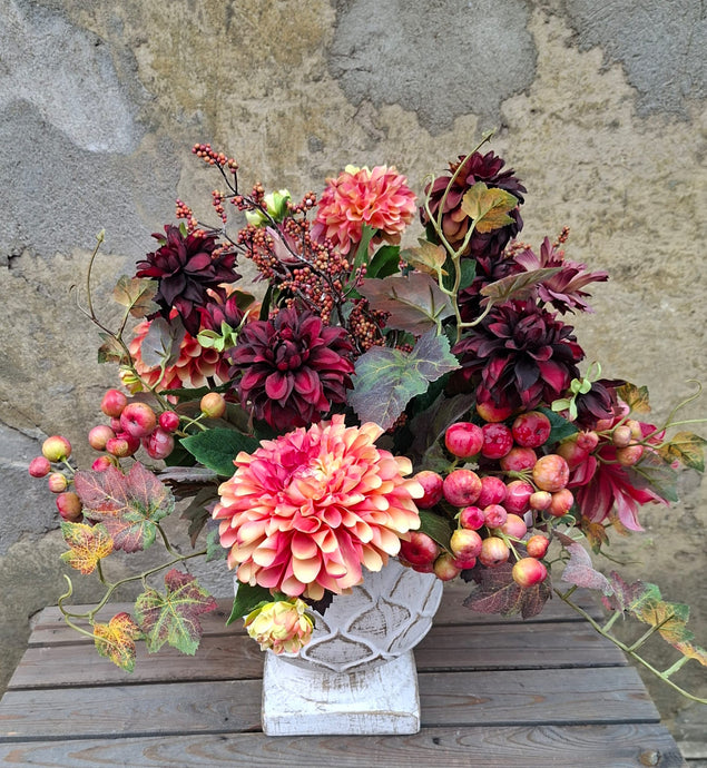 Weinrot & Pfirsich – Herbstlicher Dahlienstrauß