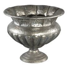 Laden Sie das Bild in den Galerie-Viewer, Pokal-Vase Benja silber-antik