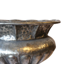 Laden Sie das Bild in den Galerie-Viewer, Pokal-Vase Benja silber-antik