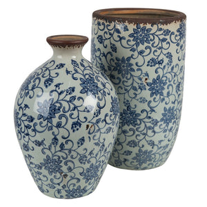 Vase mit blauen Blumen